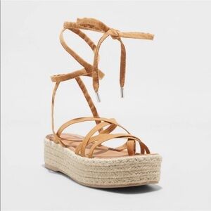 Universal Thread Donny
Platform Sandals nwt